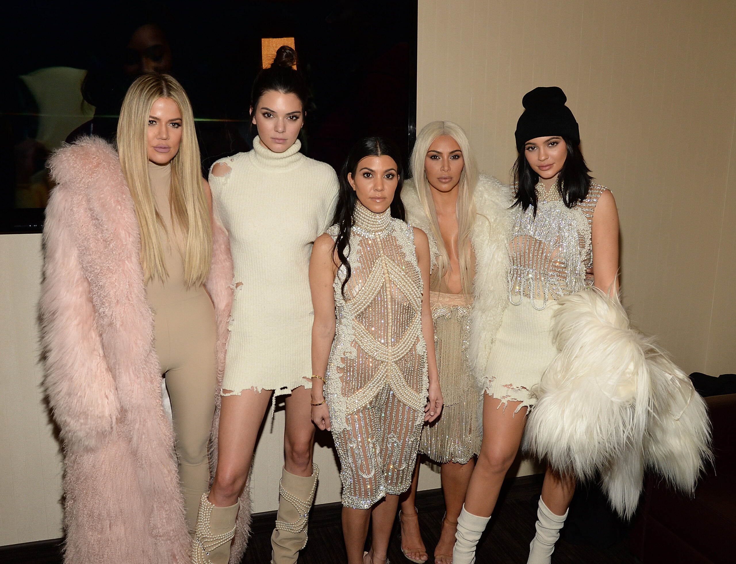 Hermanas Kardashian Jenner; Kim Kardashian debuta en ‘SNL’ con un irreverente monologo que puso a reír a internet