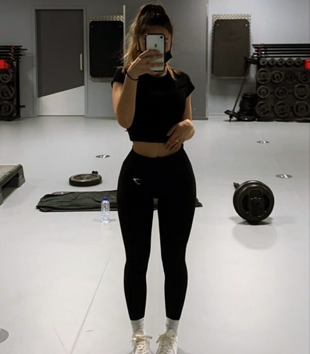 chica, chava con cabello largo, corto, recogido, castaño, rubio, oscuro, claro, con leggins, shorts de ciclismo, tenis, sudadera negra, blanca, amarilla, verde, neutral
