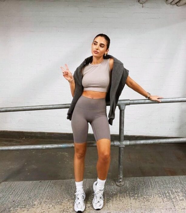chica, chava con cabello largo, corto, recogido, castaño, rubio, oscuro, claro, con leggins, shorts de ciclismo, tenis, sudadera negra, blanca, amarilla, verde, neutral