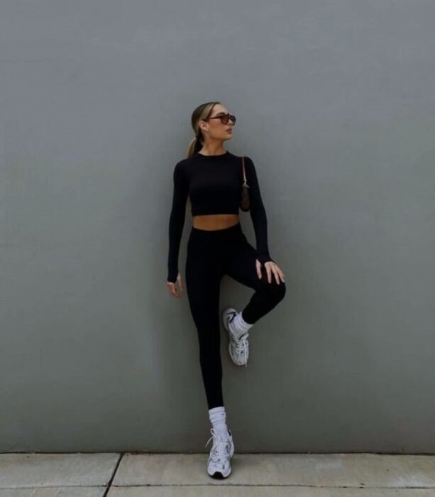 chica, chava con cabello largo, corto, recogido, castaño, rubio, oscuro, claro, con leggins, shorts de ciclismo, tenis, sudadera negra, blanca, amarilla, verde, neutral