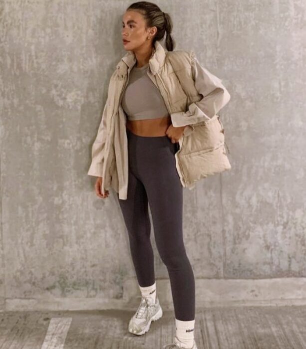 chica, chava con cabello largo, corto, recogido, castaño, rubio, oscuro, claro, con leggins, shorts de ciclismo, tenis, sudadera negra, blanca, amarilla, verde, neutral