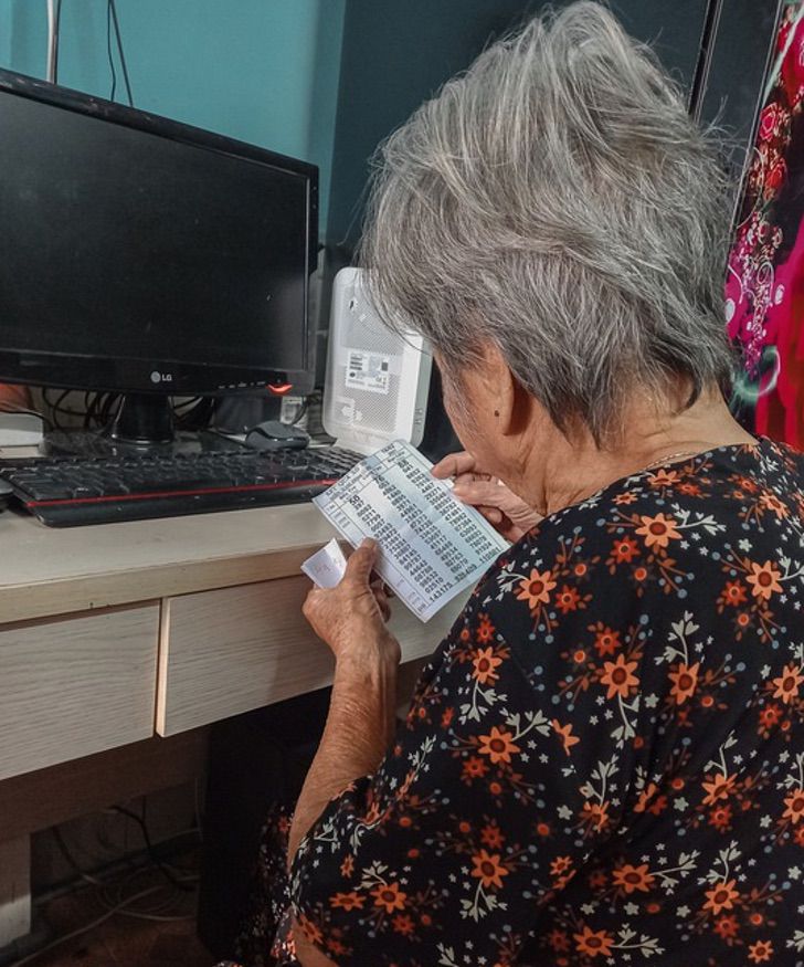 Abuelita de 93 años termina la primaria con la ayuda de su bisnieta