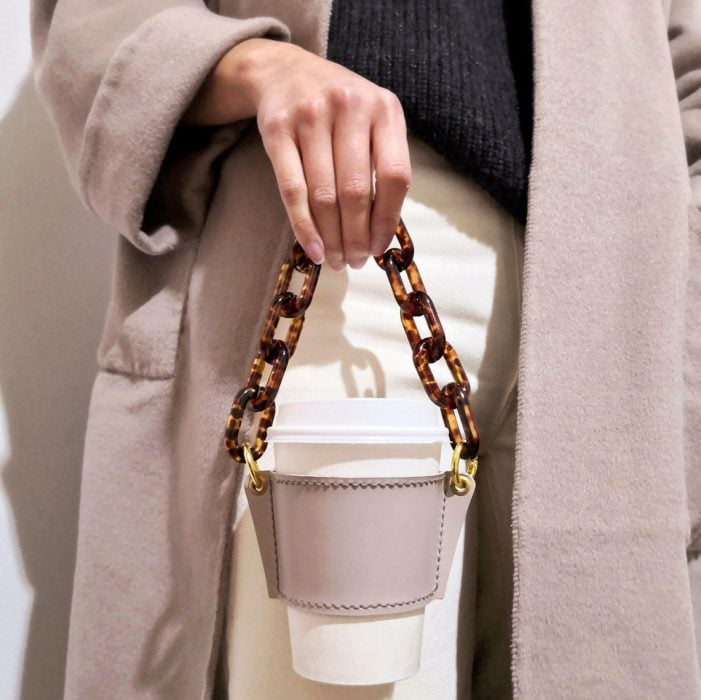 Bolso café con rosa ;12 Coffee and Chains perfectos para completar tu outfit