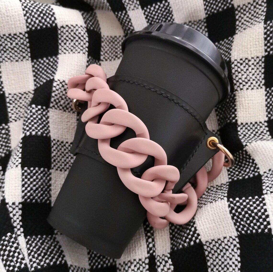 Black bag; 12 Coffee and Chains perfect to complete your outfit