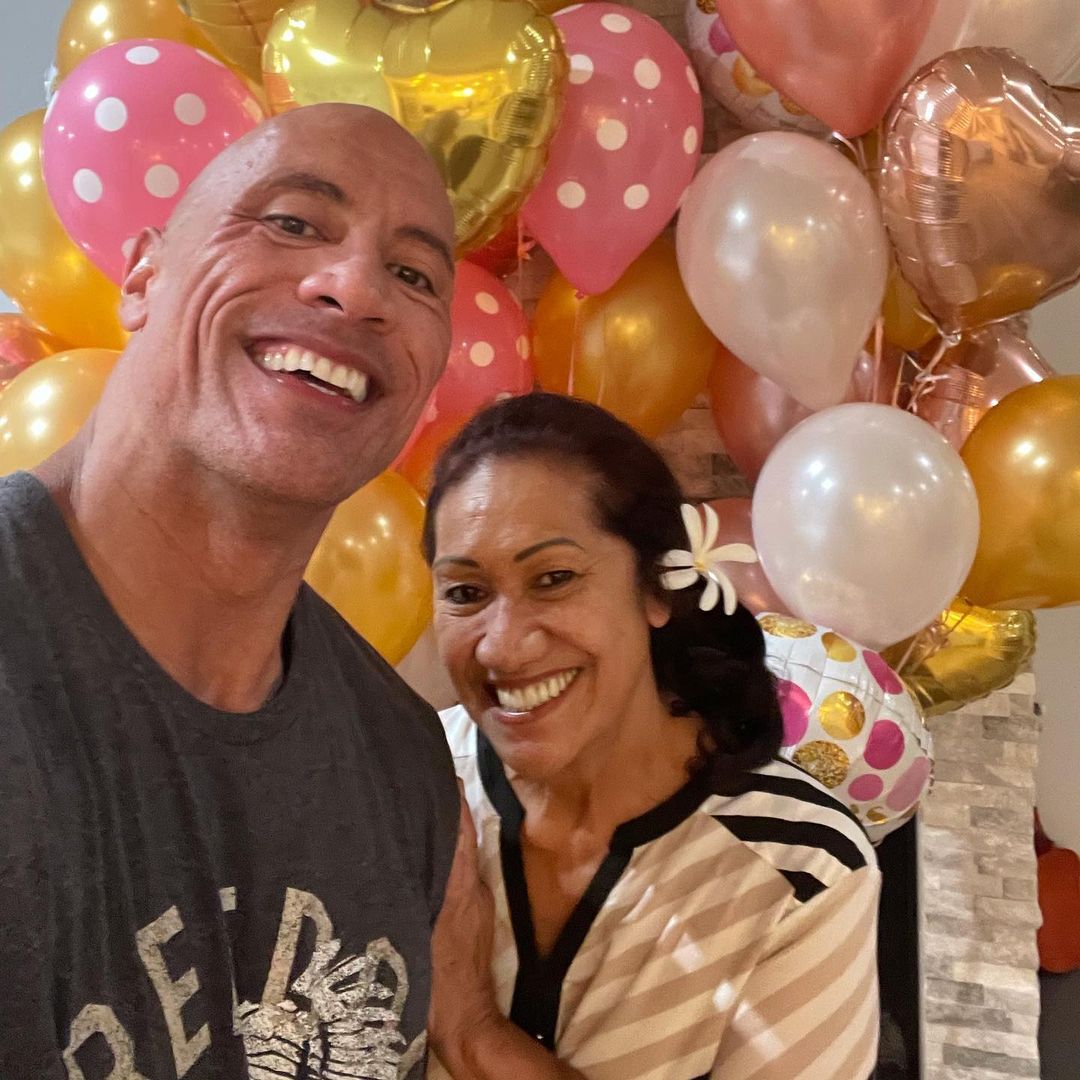 Dwayne Johnson junto a su mamá ;Dwayne Johnson bailó con su mamá en su cumpleaños y es lo más tierno que verás hoy