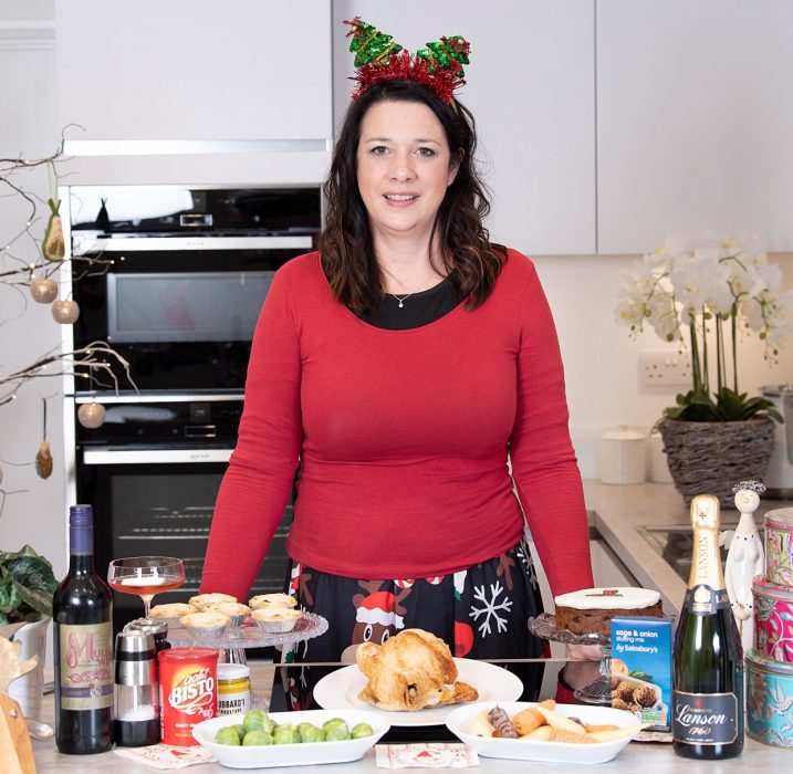 Mamá haciendo cena de Navidad; Madre cobra a hijos e invitados la cena de Navidad en su casa