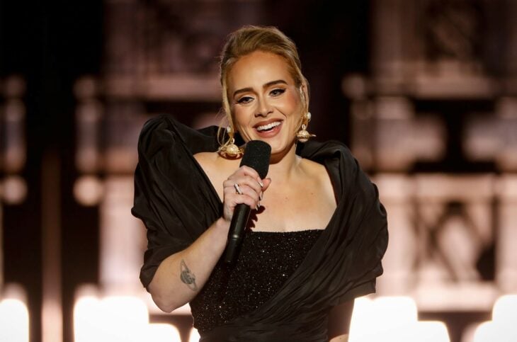 Adele durante su concierto una noche con adele 