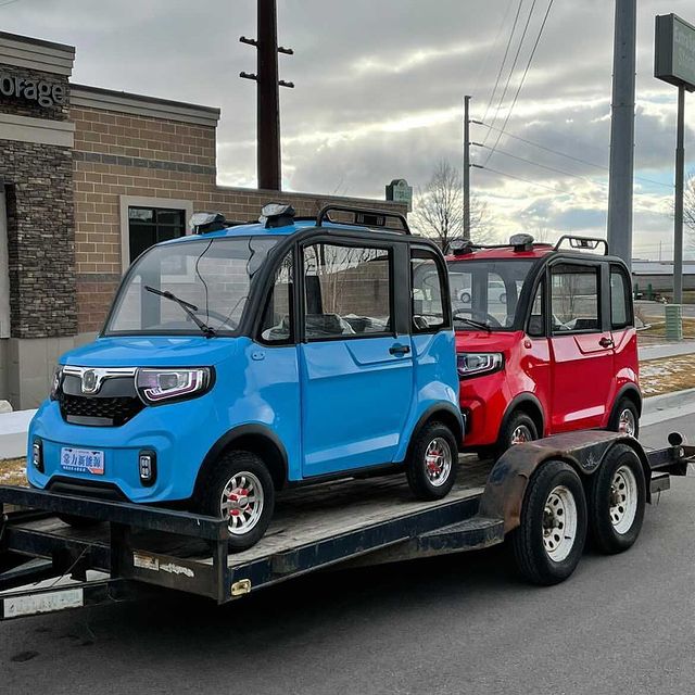 Autos pequeños y compactos de color rojo y azul