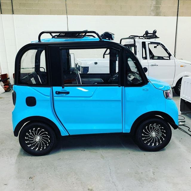 Auto compacto para cuatro pasajeros en color azul