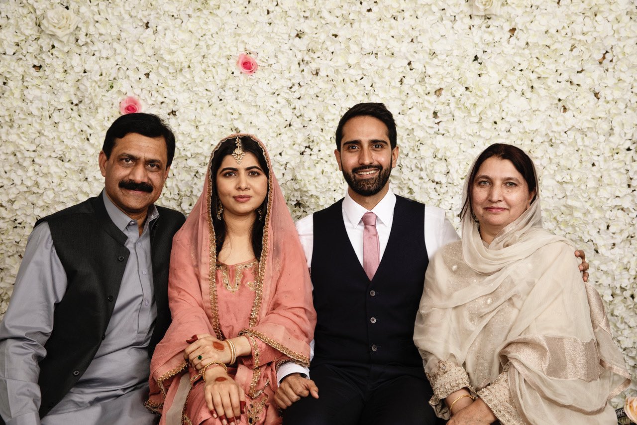 Malala Yousafzai en su boda junto a su familia 