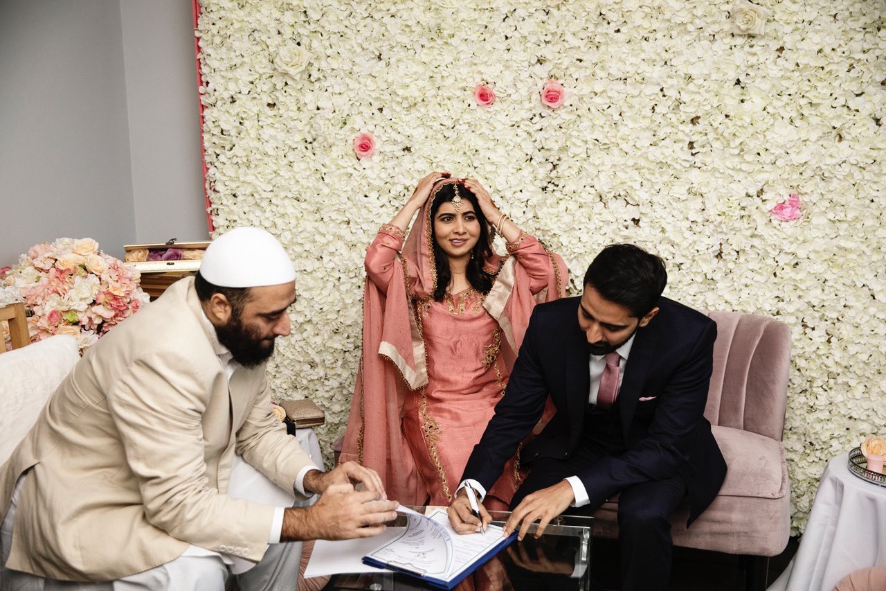Malala Yousafzai en su boda junto a su familia 