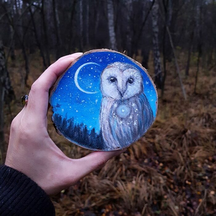 Obras de arte hechas en troncos con inspiración en la noche 