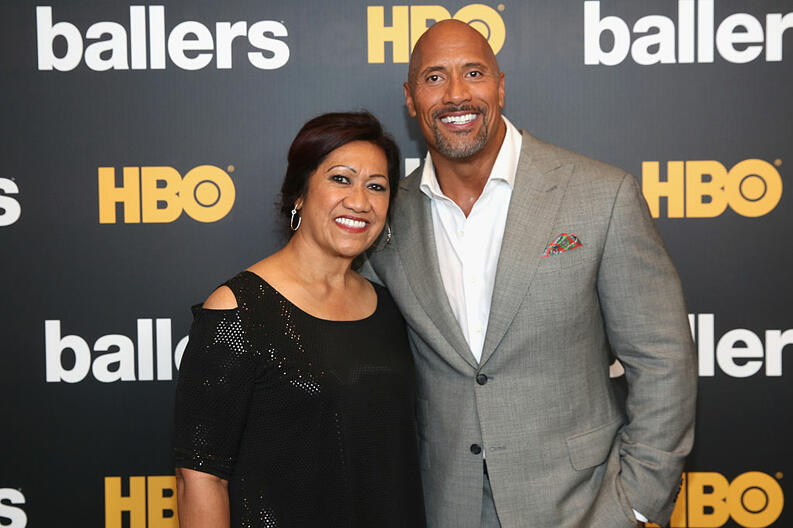 Dwayne Johnson junto a su mamá ;Dwayne Johnson bailó con su mamá en su cumpleaños y es lo más tierno que verás hoy