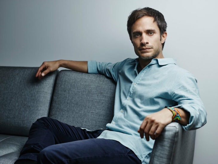 Gael García Bernal sentado en un sofá 