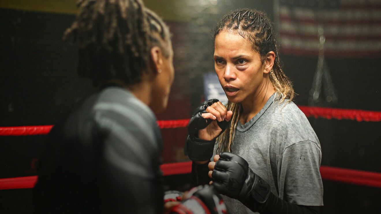 Escena de la película Herida; 'Herida', la película con la que Halle Berry debuta como directora en Netflix