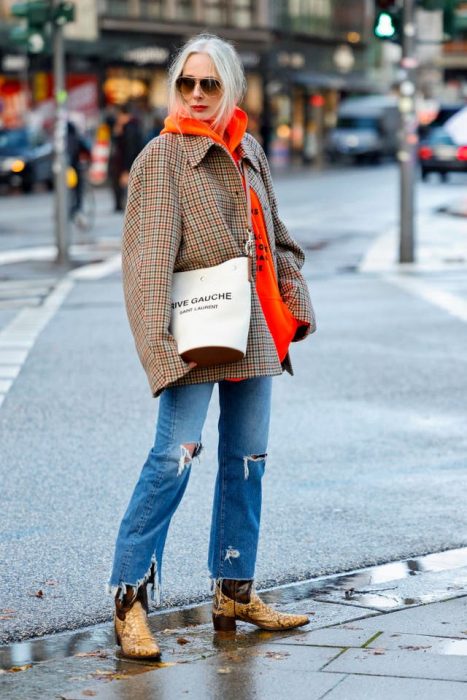 Influencer de 50 años mostrando su estilo street style 