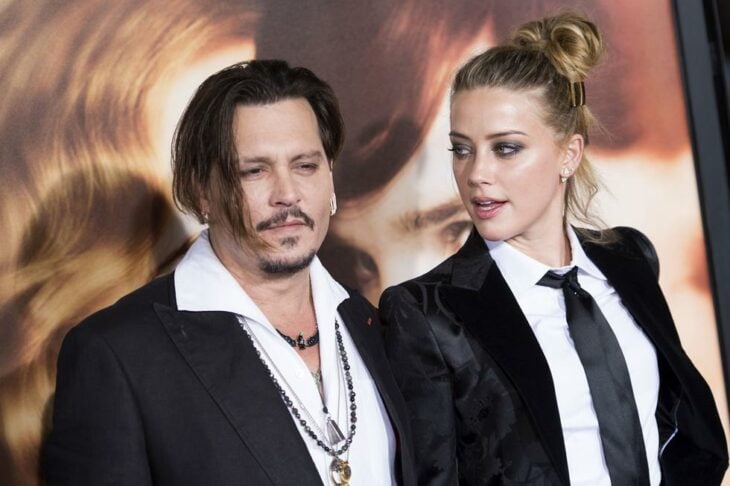 Johnny Depp y Amber Heard en una alfombra roja 