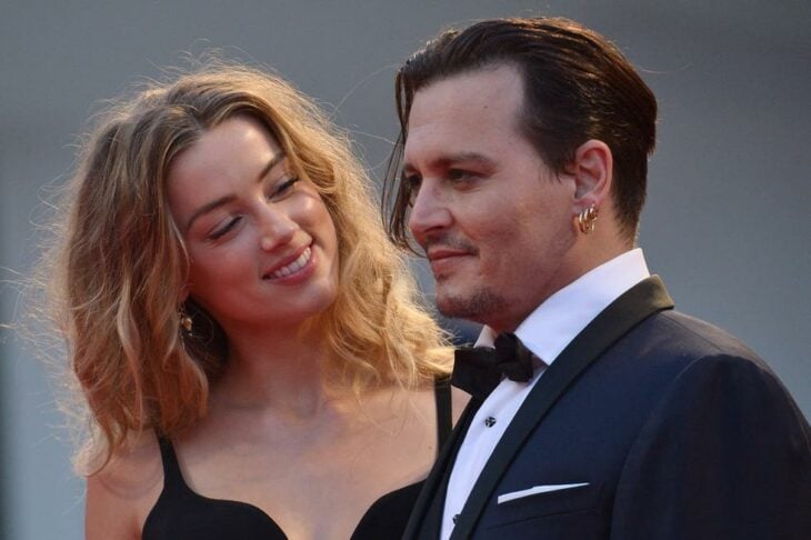 Johnny Depp y Amber Heard en una alfombra roja 