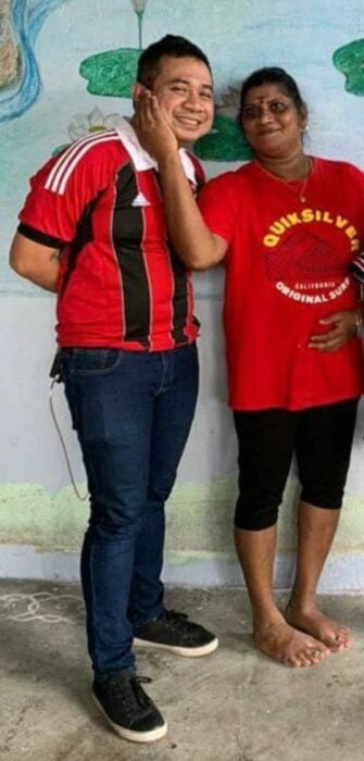 joven junto a su niñera; Joven llora al abrazar a su niñera después de 30 años