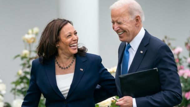 Kamala Harris y Joe Biden caminando juntos 