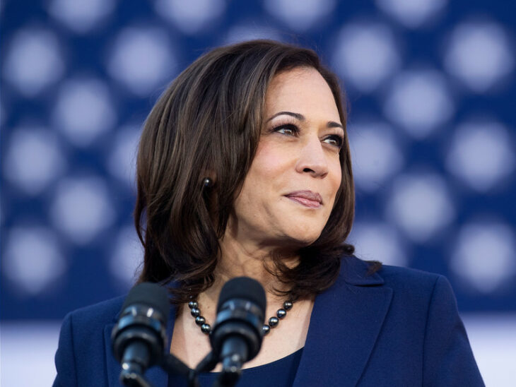 Kamala Harris dando un discurso durante la campaña electoral 