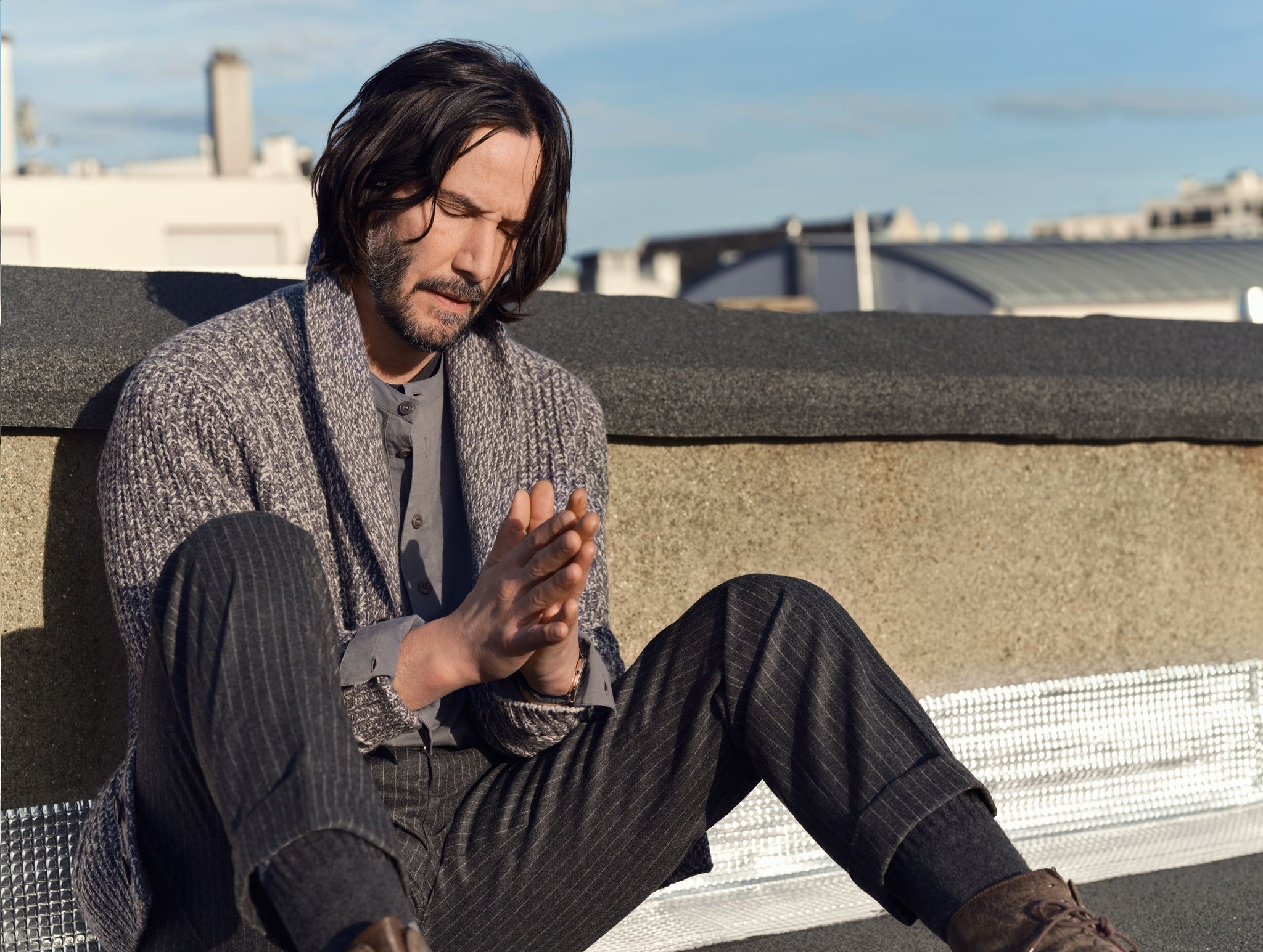 Keanu sentado frente al mar; Keeanu Reeves para la revista Squire (1)