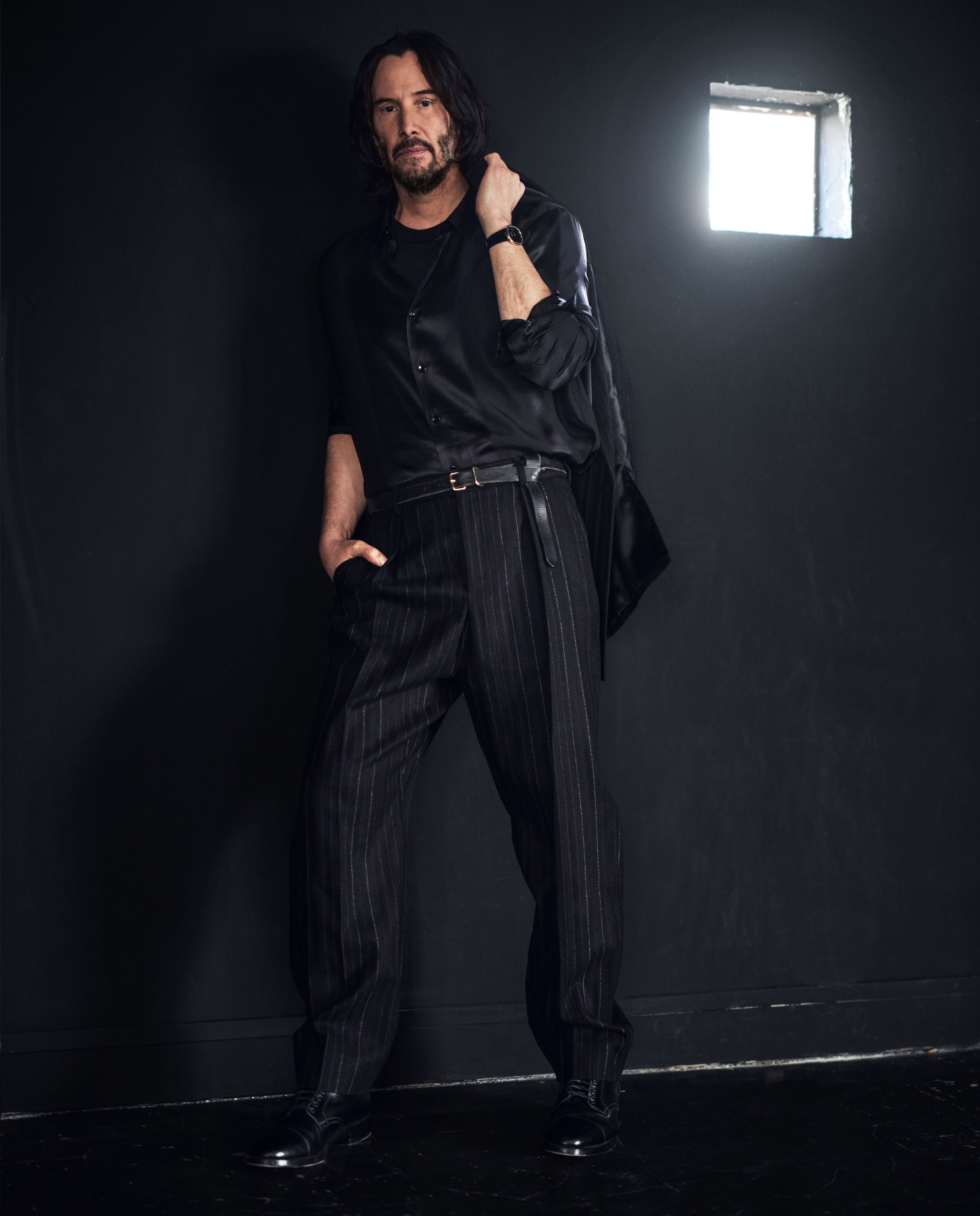 Keanu sosteniendo un saco negro; Keeanu Reeves para la revista Squire (1)