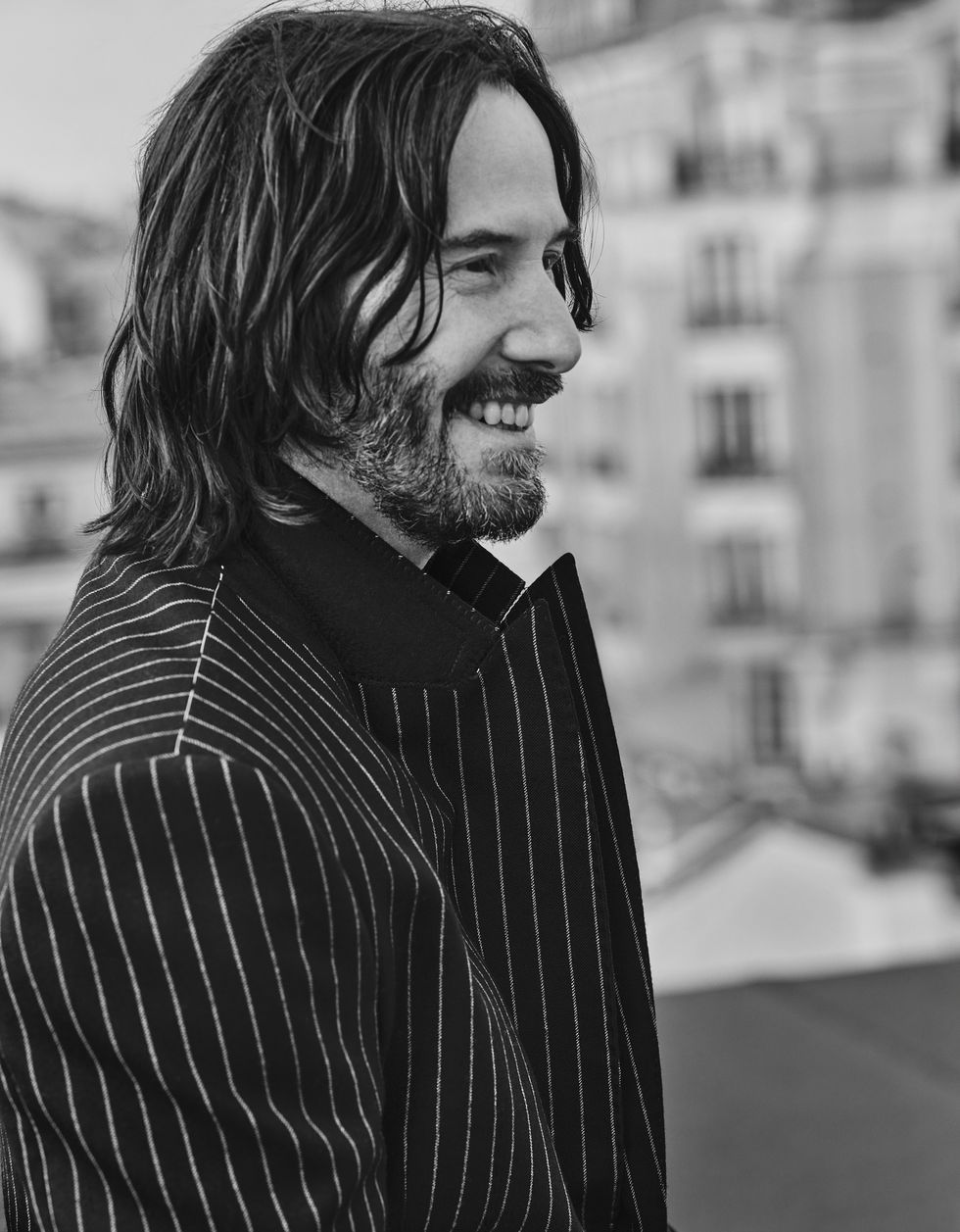 Keanu sonriendo; Keeanu Reeves para la revista Squire (1)