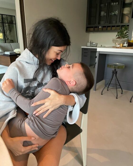 Kourtney Kardashian abrazando a su hijo