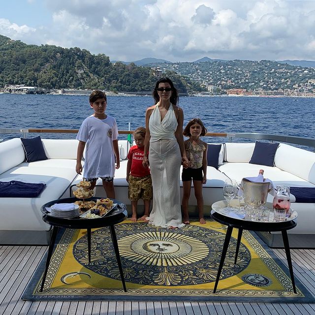 Kourtney Kardashian junto a sus hijos