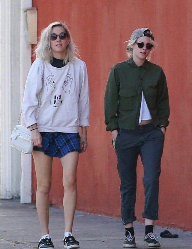 Kristen y Dylan caminando; Kristen Stewart se compromete con su novia, la guionista Dylan Meyer