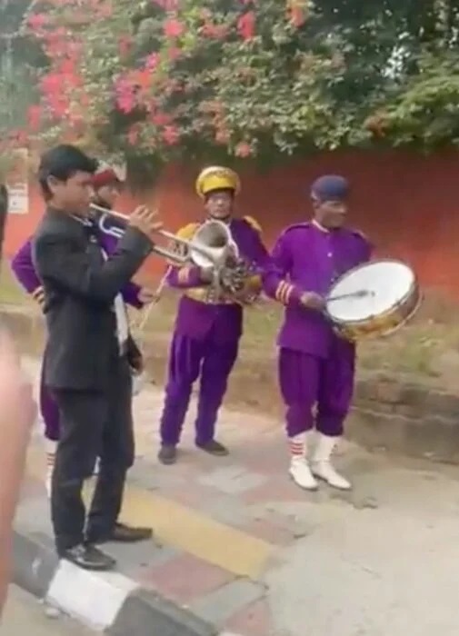 Familia celebra primer día de clases de su hijo con banda 