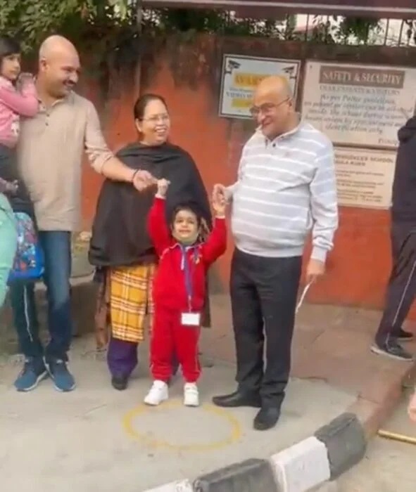 Familia celebra primer día de clases de su hijo con banda 