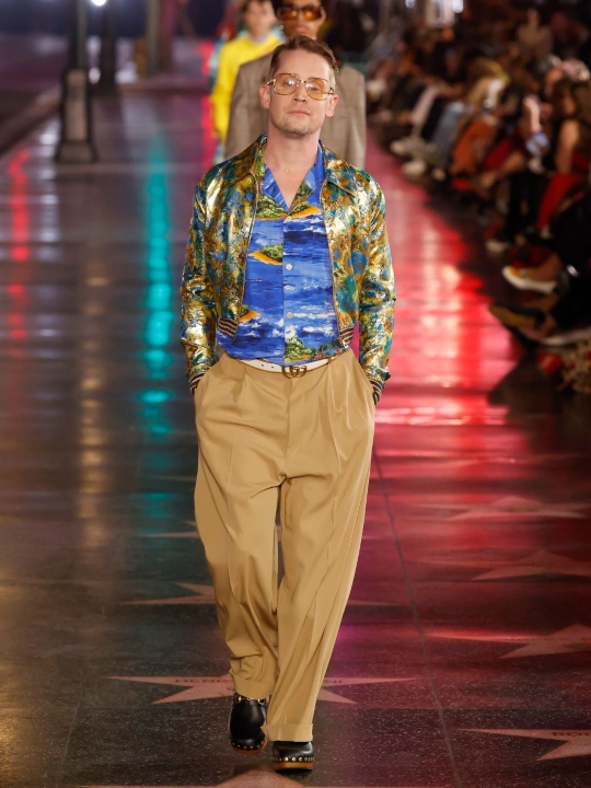 Macaulay Culkin desfilando; Macaulay Culkin sorprende en pasarela de Gucci