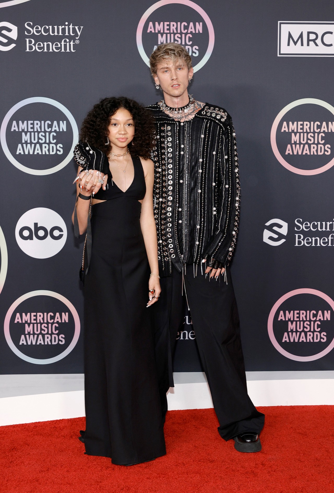 Machine Gun Kelly sorprende posando con su hija de 13 años en la alfombra roja de los AMAs