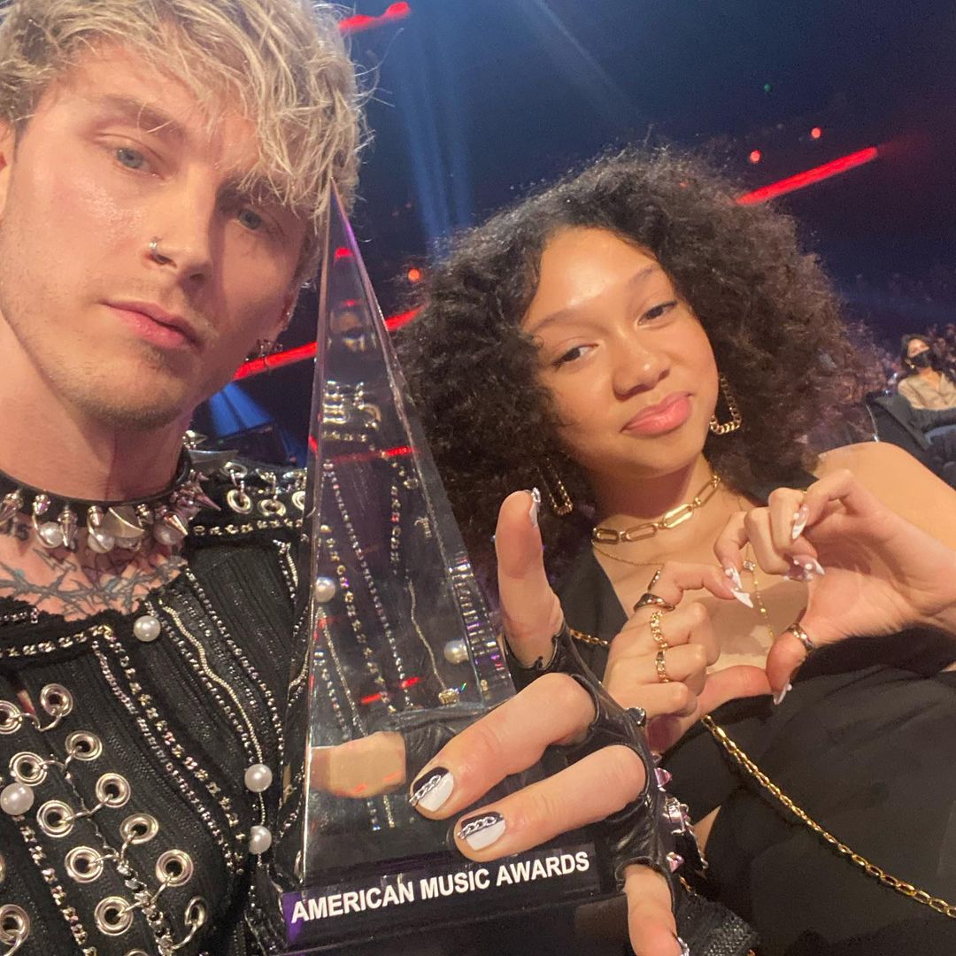 Machine Gun Kelly sorprende posando con su hija de 13 años en la alfombra roja de los AMAs