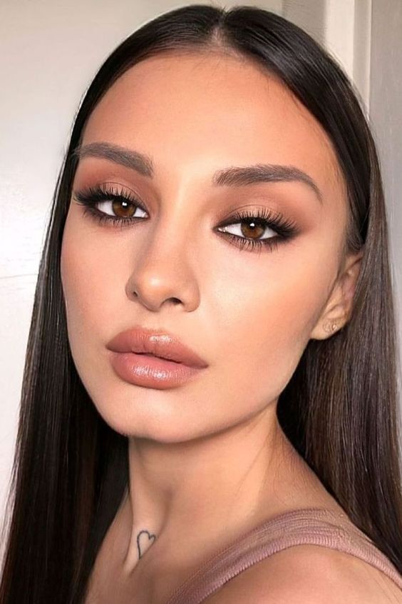 girl with sand-toned makeup; Brown-toned makeup for fall winter