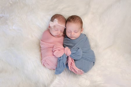 Bebés recostados en una cuna durmiendo