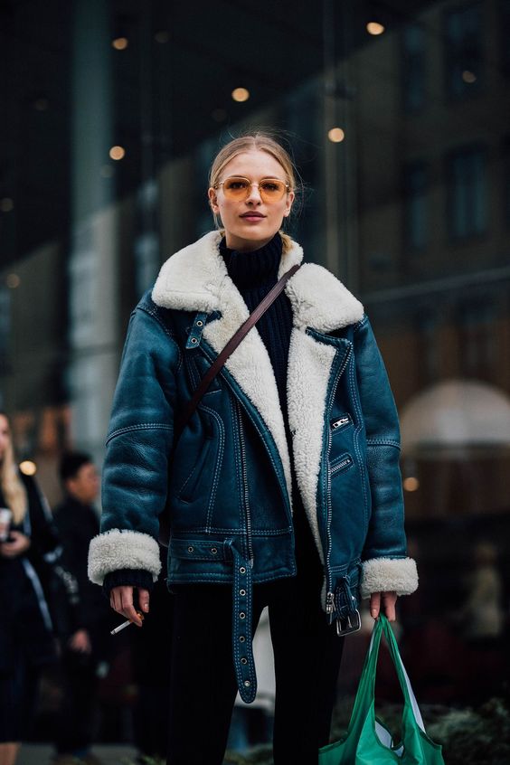 chica con chamarra de mezclilla ;15 Outfits con chaqueta de aviador para mantenerte calientita y a la moda