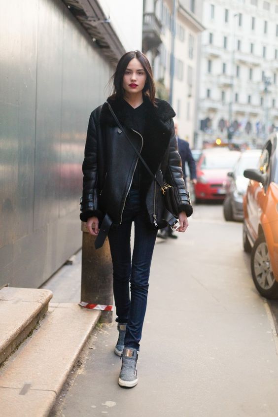 Girl with wide jacket; 15 Outfits with aviator jacket to keep you warm and fashionable