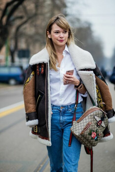 chica con chamarra estampada ;15 Outfits con chaqueta de aviador para mantenerte calientita y a la moda