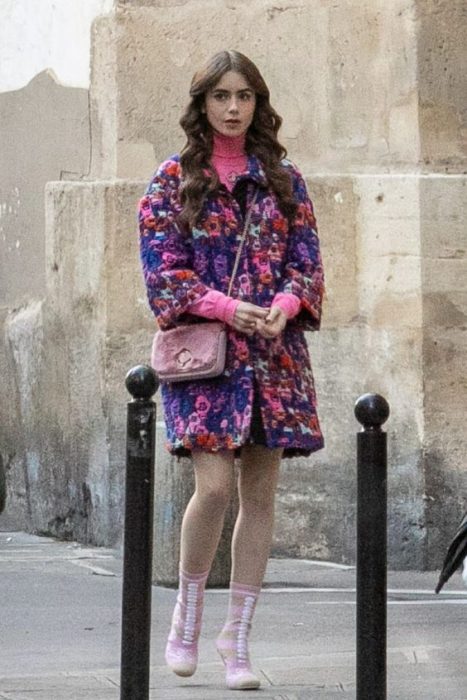 Outfits inspirados en Emily in Paris para la temporada navideña 