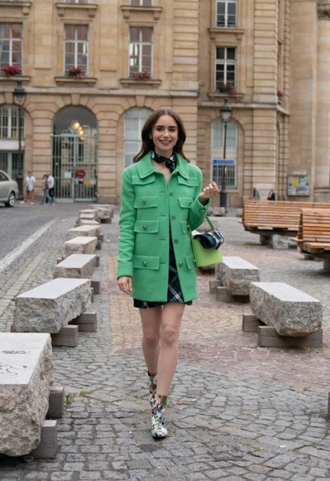 Outfits inspirados en Emily in Paris para la temporada navideña 
