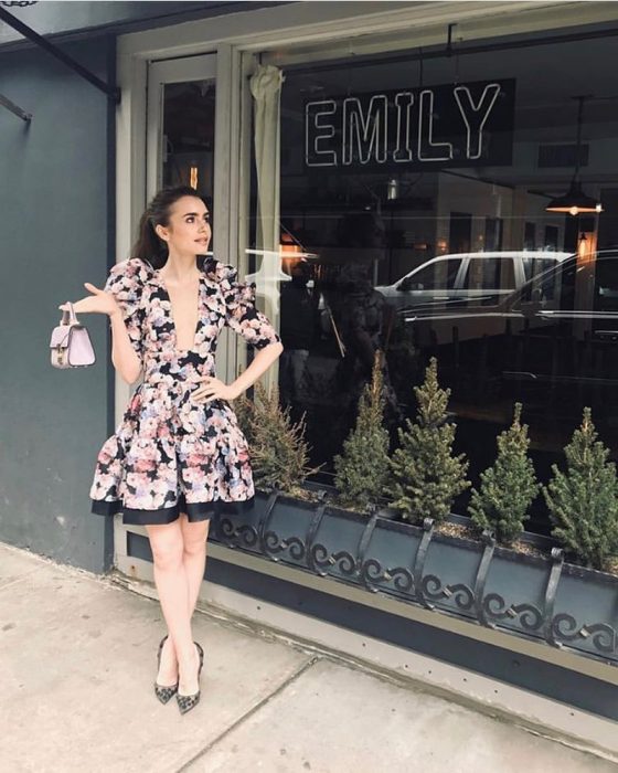 Outfits inspirados en Emily in Paris para la temporada navideña 