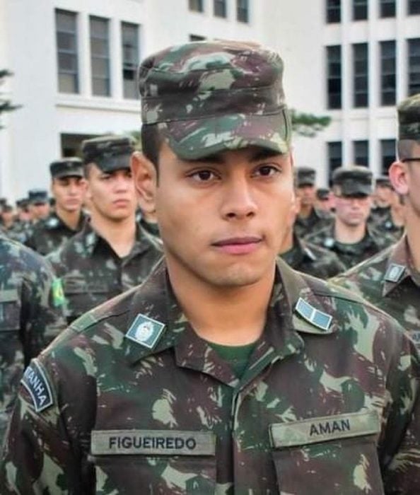 Soldado con uniforme militar; Papá viaja más de 1000 kilómetros en bicicleta para estar en la graduación de su hijo