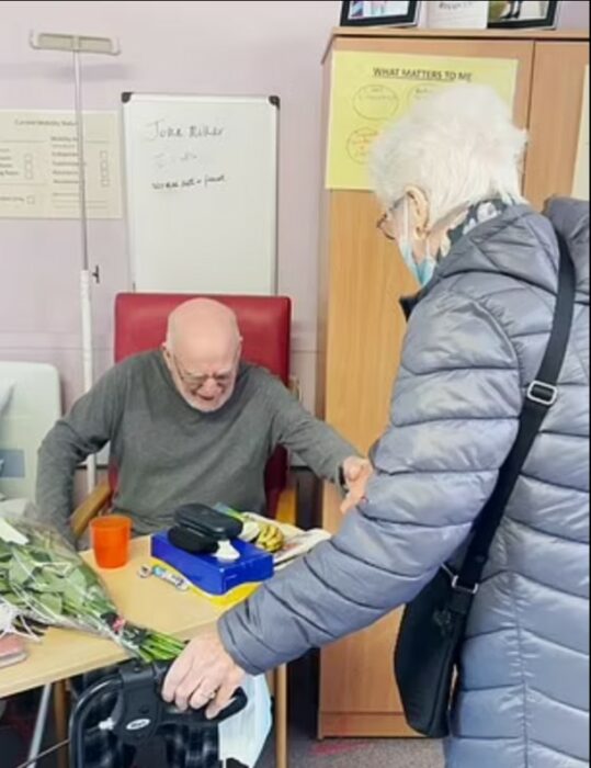 Pareja de abuelitos reencontrándose después de sobrevivir al covid