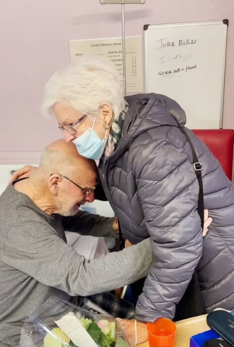 Pareja de abuelitos reencontrándose después de sobrevivir al covid