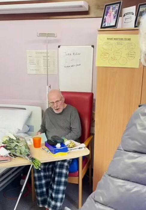 Pareja de abuelitos reencontrándose después de sobrevivir al covid