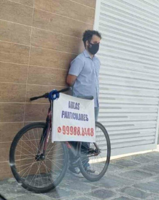 Profesor en bicicleta; Profesor desesperado con letrero fue contratado por la ayuda de un colega 