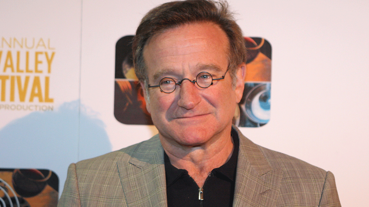 Robin Williams con anteojos; Robin Williams pedía la contratación de personas sin hogar para sus películas